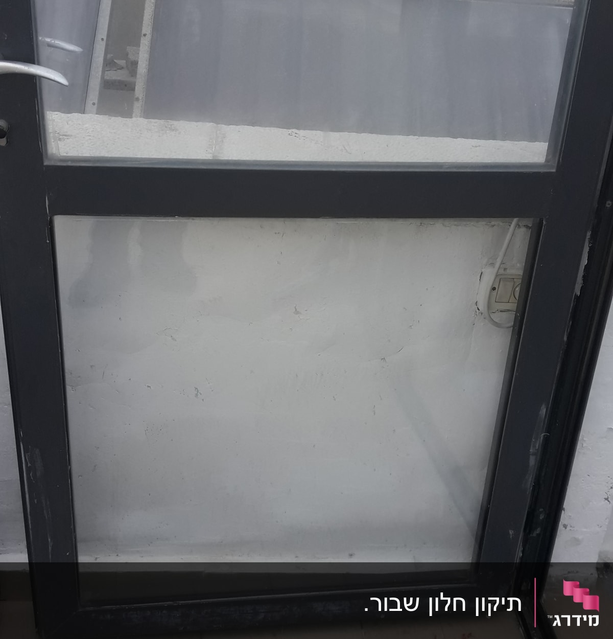 דלת זכוכית עם מסגרת מתכת כהה